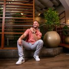 Es director técnico del equipo naranja de Combate.