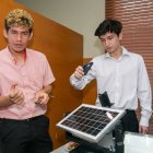 Jean Carlos Thomé y Patricio Vásquez prueban su panel solar capaz de moverse al detectar luz.