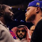 Canelo Álvarez y Terence Crawford (i) en el careo previo al combate de box.