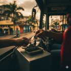 Ilustración de IA. El pasaje del transporte público e intercantonal, según el Gobierno, no subirá.