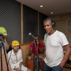 Gestor. Larry grava uno de sus discos en una cabina de música.