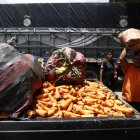 El transporte del alimento en el mercado de Montebello, en Guayaquil.