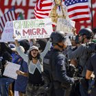 Archivo. Activistas exhiben carteles en una protesta por las redadas migratorias en Los Ángeles, en junio pasado.