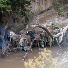 Referencia. Basura, escombros y aguas residuales conforman el preocupante panorama de contaminación del río Machángara en Quito.
