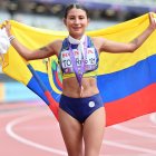 Paula Torres con la bandera y la medalla de bronce mundial, tras hacer un tiempo de 2h42:44 en los 35 km marcha que le valió además romper el récord nacional.