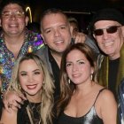 Mike Albornoz con un grupo de amigos, entre ellos, María del Mar Proaño.