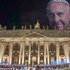 Karol G llevó su ritmo y su voz a la Plaza de San Pedro del Vaticano en un concierto por la fraternidad humana, donde drones iluminaron el cielo romano con figuras de la cristiandad y hasta del difunto papa Francisco.