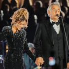 Karol G y Andrea Bocelli unieron sus voces en el Vaticano y sellaron el emotivo momento tomados de la mano durante el concierto por la fraternidad.