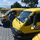 Varios expresos escolares en un estacionamiento en Quito.