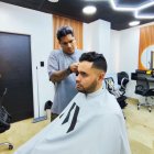 Las academias de barbería transforman el oficio en profesión, formando a cientos de jóvenes que hoy emprenden y viven de su pasión por el estilo.