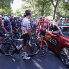 Ciclistas parados por las protestas en la última etapa de la Vuelta a España.