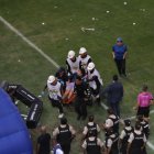 Un hincha de Emelec fue retirado en camilla por incidentes en las gradas.