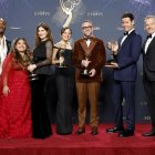 Dewayne Perkins, Keyla Monterroso Mejia, Kathryn Hahn, Chase Sui Wonders, Seth Rogen, Ike Barinholtz y Bryan Cranston, ganadores del premio a la mejor serie de comedia por "The Studio", en la ceremonia de los premios Emmy 2025.