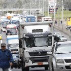 La Panamericana Sur, en Pichincha, luce colapsada ante el bloqueo de la vía por parte de trasnportistas de carga pesada.