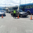 Los uniformados de la AMT controlaron el tránsito, ante el bloqueo de volquetas sobre la av. Simón Bolívar, a la altura de la Panamericana Norte.