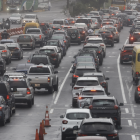 Pasajeros afectados por el cierre de la Panamericana Sur optan por caminar ante la paralización del transporte.