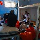Fotografía que muestra a reclusos de la Penitenciaría del Litoral este domingo, en Guayaquil