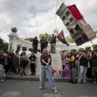 Una persona golpea una piñata durante una manifestación contra la gentrificación este domingo, en Ciudad de México (México).