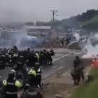 En la la parroquia Julio Andrade, de Tulcán, en la provincia del Carchi, las fuerzas del orden se enfrentan con transportistas.