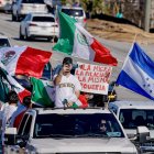 Personas participando en una manifestación contra la política de inmigración y deportación del Gobierno de Donald Trump contra los extranjeros indocumentados en Atlanta (EE.UU.).
