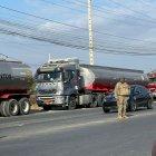 Vehículos de transporte pesado estacionados en Manta durante jornada de brazos caídos por alza del diésel.