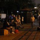 Las puertas del parque Centenario se cierran a las 18:00 y en sus alrededores se asientan comerciantes informales.