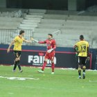 El arquero de Barcelona Ignacio Arruabarrena (d) sacó cerca de una docena de botellas.