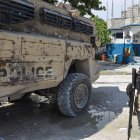 Fotografía de archivo que muestra a un integrante de la Policía patrullando en Liancourt (Haití).