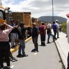 Cierre. Más de 10 volquetas bloquearon la avenida Simón Bolívar, a la altura del intercambiador con la av. Panamericana Norte.