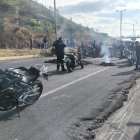 Manifestantes bloquean varias vías por el alza del combustible diésel.