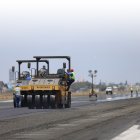 La repavimentación de la pista del aeropuerto José Joaquín de Olmedo se realiza aproximadamente cada seis años, debido a la vida útil del asfalto y a la alta demanda de operaciones que recibe la terminal.