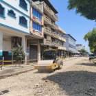 Los trabajos en la calle Esmeraldas, en el centro de Guayaquil, generaron reclamos ciudadanos que el alcalde Aquiles Álvarez cuestionó y calificó de "relajo".