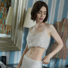 La aparición de Lily Collins en el desfile de Calvin Klein generó debate sobre salud, imagen corporal y presión mediática.
