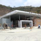 La Terminal Terrestre Costa está diseñada para atender a 10.000 pasajeros diarios, incluyendo 7.000 usuarios del transporte interprovincial hacia destinos turísticos como Salinas, Montañita, Olón.