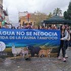 Miles de personas marcharon por las calles de Cuenca en rechazo del proyecto Loma Larga, en Quimsacocha.