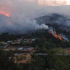 Fotografía de archivo en donde bomberos trabajan para contener un incendio forestal