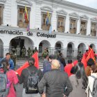 Manifestantes del Frente Popular llegan a la Gobernación de Cotopaxi durante una jornada de protesta.
