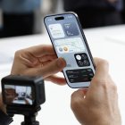 La gente interactúa con el nuevo iPhone Air de Apple en un evento de lanzamiento de productos de Apple en el campus de Apple Park en CupertinoCalifornia, USA, 09 September 2025.