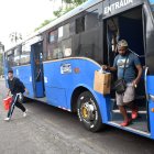 Irrespeto. Pese al compromiso de mejorar el servicio, los conductores siguen dejando pasajeros en la calle y no en las paradas. Esta foto se registró ayer, en la av. 12 de Octubre.