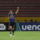 El delantero argentino Claudio Spinelli comandará el ataque de los rayados.