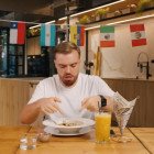 Ibai Llanos probando el encebollado ecuatoriano.