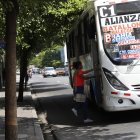 Un bus de transporte urbano recorriendo el centro de Guayaquil.