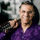 Hamilton De Holanda ESreconocido mundialmente por su mandolina de diez cuerdas y su enfoque revolucionario del choro brasileño.