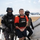 Integrantes del GIR custodian a José Adolfo "Fito" Macías durante su traslado en Guayaquil.