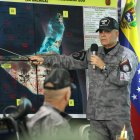 Vladimir Padrino López señalando un mapa durante un acto militar este 17 de septiembre de 2025, en Caracas (Venezuela).