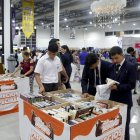 7 de cada 10 asistentes de la FIL son jóvenes.,