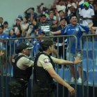 Emelec cayó ante Barcelona en el estadio Capwell y desató el enojo de su hinchada.