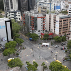 Una panorámica de una zona de La Mariscal, por donde caminan abogados, oficinistas y comerciantes, así como ciudadanos en busca de servicios.