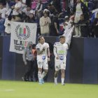 El delantero Dayro Moreno (i) festeja uno de los dos tantos que marcó en la victoria de Once Caldas sobre Independiente.