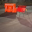 Los agentes de la AMT colocaron conos y barreras de protección en un tramo de la av. Oswaldo Guaysamín, para cerrar un punto de la vía.